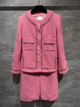 Розовое длинное пальто, имитирующее две части простроченного дизайна, чтобы добавить слои красоты розовой верхней части тела белого цвета и темперамента